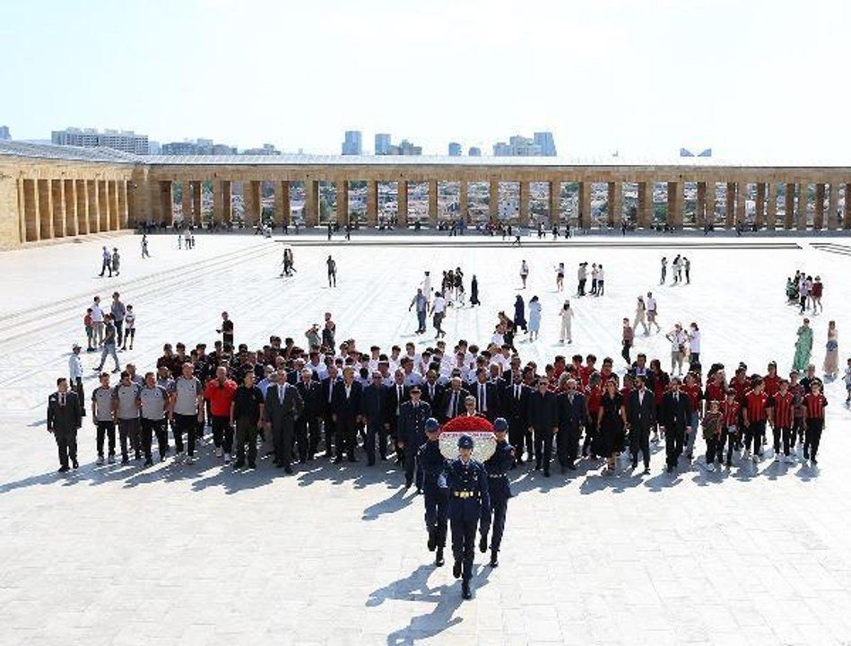 Gençlerbirliği yönetiminden Anıtkabir'e ziyaret