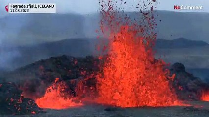 Tömegek zarándokolnak el az izlandi Fagradalsfjall vulkánhoz, hogy lássák a lávafolyamot
