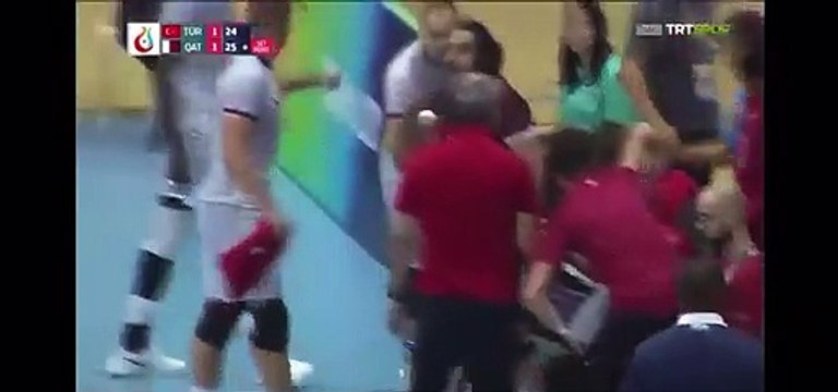 Türkiye-Katar voleybol maçında Katarlı oyuncu Türk oyunculara kafa kesme hareketi