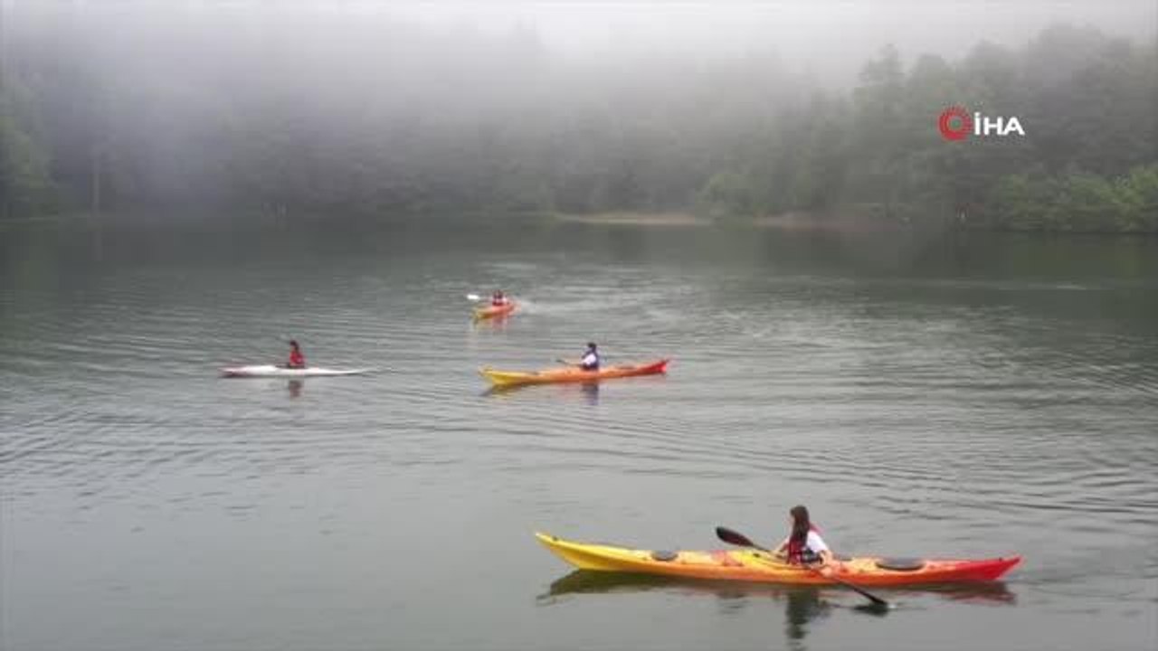 Artvin gündem haberleri... Doğa harikası Borçka Karagöl kano gösterisi büyük ilgi gördü