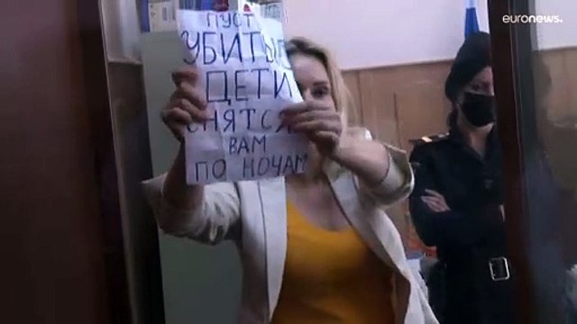 شاهد: الصحفية الروسية المعارضة للغزو الروسي لأوكرانيا في الإقامة الجبرية