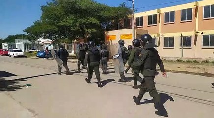 Policía gasifica protesta por detenido por disturbios en el Plan Tres Mil en los días de paro