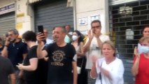 Banda del buco a Roma, applausi ai vigili del fuoco per il salvataggio del rapinatore incastrato