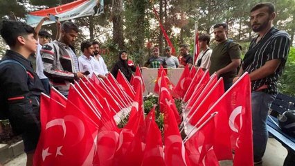 Son dakika haberi... Eren Bülbül'ü korurken 41 kurşunla şehit olan Astsubay Ferhat Gedik'in kabrine 41 Türk bayrağı dikildi