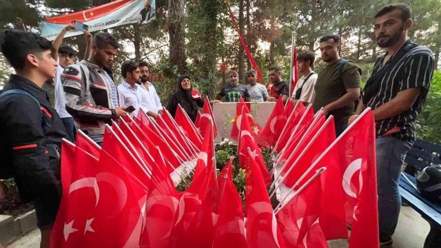 Son dakika haberi... Eren Bülbül'ü korurken 41 kurşunla şehit olan Astsubay Ferhat Gedik'in kabrine 41 Türk bayrağı dikildi