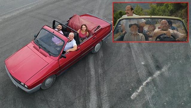 Düğün Dernek filminden esinlenerek eski otomobilini üstü açık hale getirdi! Görenler telefona sarılıyor