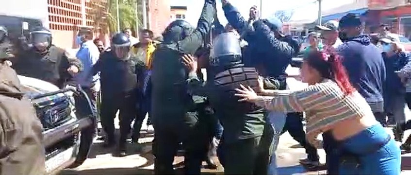 Tres arrestados tras conflicto entre vecinos y policías en el Plan 3.000