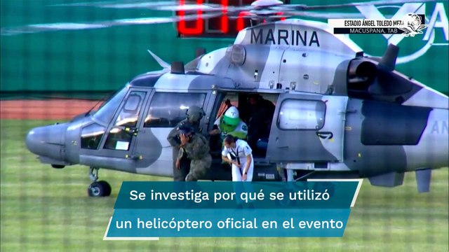 Helicóptero de la Marina traslada a Pochi, mascota del equipo de beisbol Olmecas