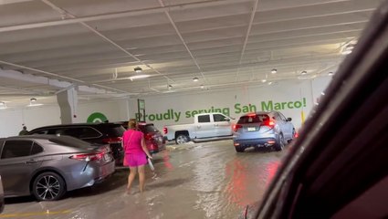 Скачать видео: Floodwaters fill a Jacksonville parking garage