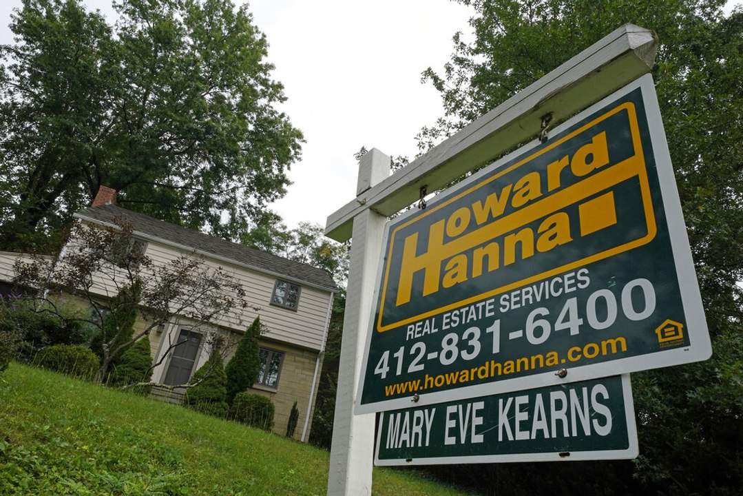 Gas prices down, mortgage rates up