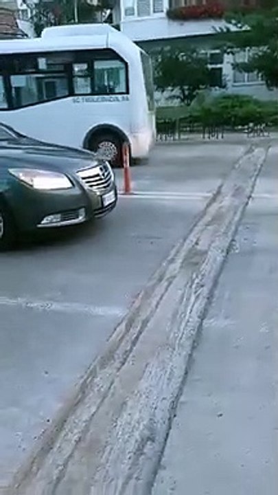 Șanțuri, cratere, loc de rupt mașina