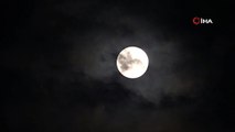 'Süper Ay' bulutların arasında görsel şölen sundu