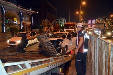 AVCILAR'DA BARİYERLERE ÇARPAN OTOMOBİL SÜRÜCÜSÜ YARALANDI