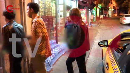 Arctic Monkeys üyeleri, Beyoğlu'nda bakkal tarafından kovuldu