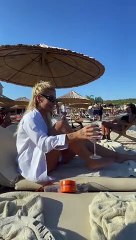 İrem Derici ayak parmaklarının arasına sıkıştırdığı kadehten içki içti