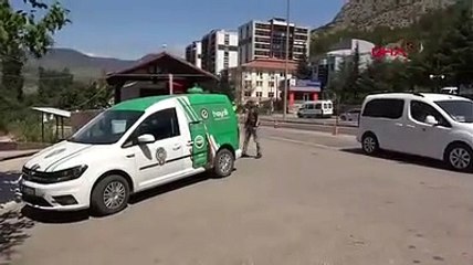 Kara yoluna çıkan kaplumbağayı böyle kurtardı