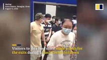 Regardez les images des clients d'un magasin Ikea à Shanghai pris de panique après la détection d'un cas de Covid-19 par les autorités sanitaires - VIDEO