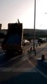 BEDAŞ'a ait kamyonet trafikte damperi açık şekilde ilerledi