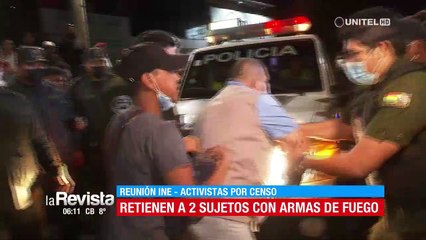 Precintan auto donde hallaron un arma, cerca del edificio donde se realiza la reunión por el Censo