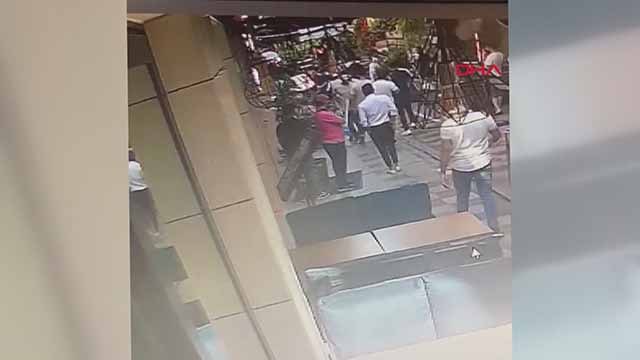 Fatih'te iki ortak arasındaki silahlı kavga kamerada