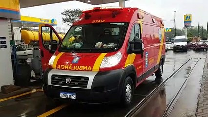 Motociclista escorrega em canaleta e sofre queda