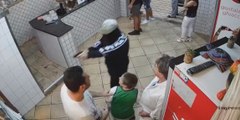 Napoli, rapina pizzeria piena di clienti a spara contro il soffitto (16.08.22)