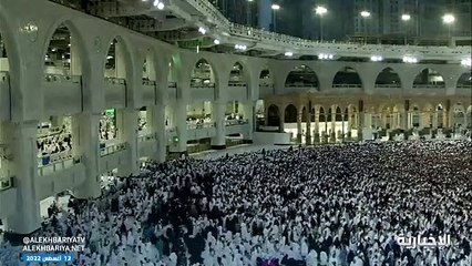 آلاف المعتمرين يؤدون مناسكهم بصحن الطواف