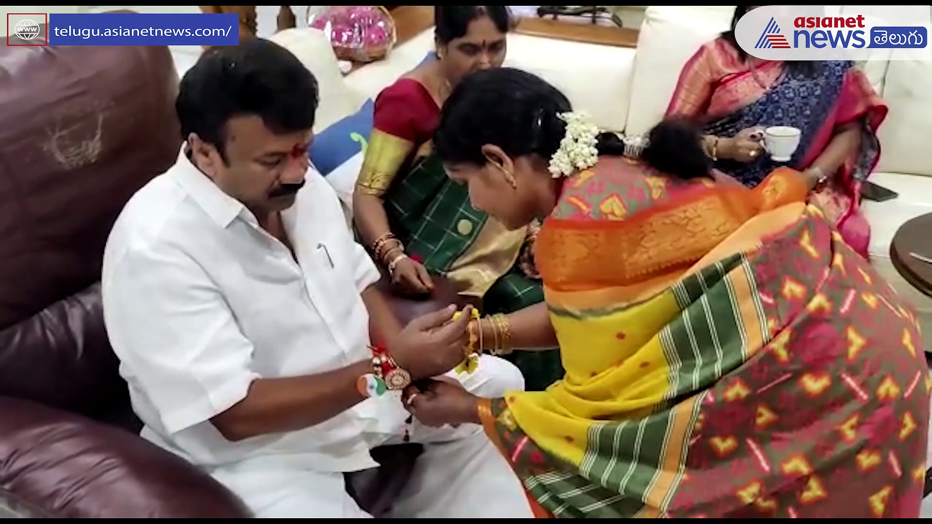 మంత్రులపై మహిళల సోదరప్రేమ... హరీశ్, తలసాని లకు రాఖీలు కడుతున్న మహిళలు 