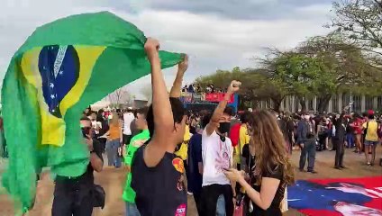 البرازيليون يتظاهرون "دفاعا عن الديموقراطية"