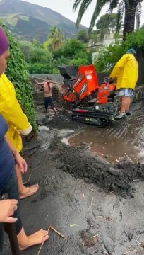 Inferno a Stromboli, abitanti con le pale in mano in lacrime: persi i sacrifici di una vita