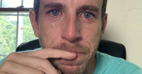 Il licencie des employés et poste un selfie de lui en train de pleurer sur LinkedIn, sa publication divise les internautes
