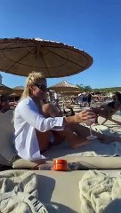 İrem Derici plajda içkisini böyle içti: Eli dursa ayağı durmuyor