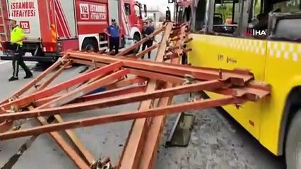 Kamyondaki demirler İETT otobüsüne düştü: Çok sayıda yaralı