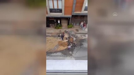 Son dakika haberi! Bayrampaşa'da su borusunun patlaması sonucu caddeyi su bastı