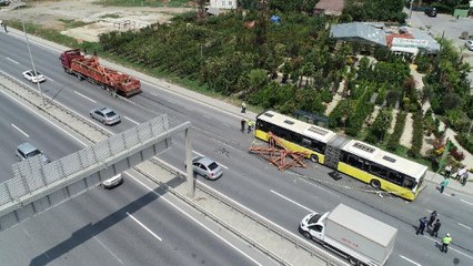 Скачать видео: İETT otobüsünün üstüne direkler düştü: Çok sayıda yaralı var…