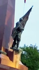 Снесли памятник красноармейцу, Черновцы | Знесли пам'ятник червоноармійцю, Чернівці