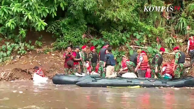 Aksi Kopassus Bersih-bersih Sungai Ciliwung, Edukasi Masyarakat soal Peduli Lingkungan