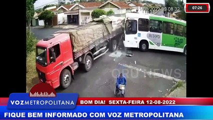 CAMINHÃO NÃO RESPEITA SINALIZAÇÃO E ATINGE ÔNIBUS DO TRANSPORTE URBANO