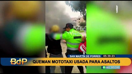 Cansados de la delicuencia en SMP: Vecinos queman mototaxi que era usada para asaltos
