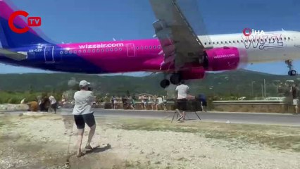 Yunanistan'da yolcu uçağının alçak inişi nefes kesti