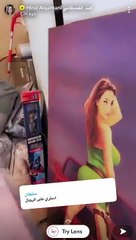 هند القحطاني توثق تمزيقها "لوحات مسيئة" من معجب