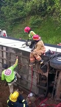 Al menos 15 personas resultan heridas al accidentarse autobús en Jarabacoa