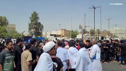 شاهد: أنصار الصدر يقيمون صلاة الجمعة خارج البرلمان العراقي