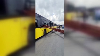 Demir yüklü kamyon İETT otobüsünü biçti: Yaralılar var