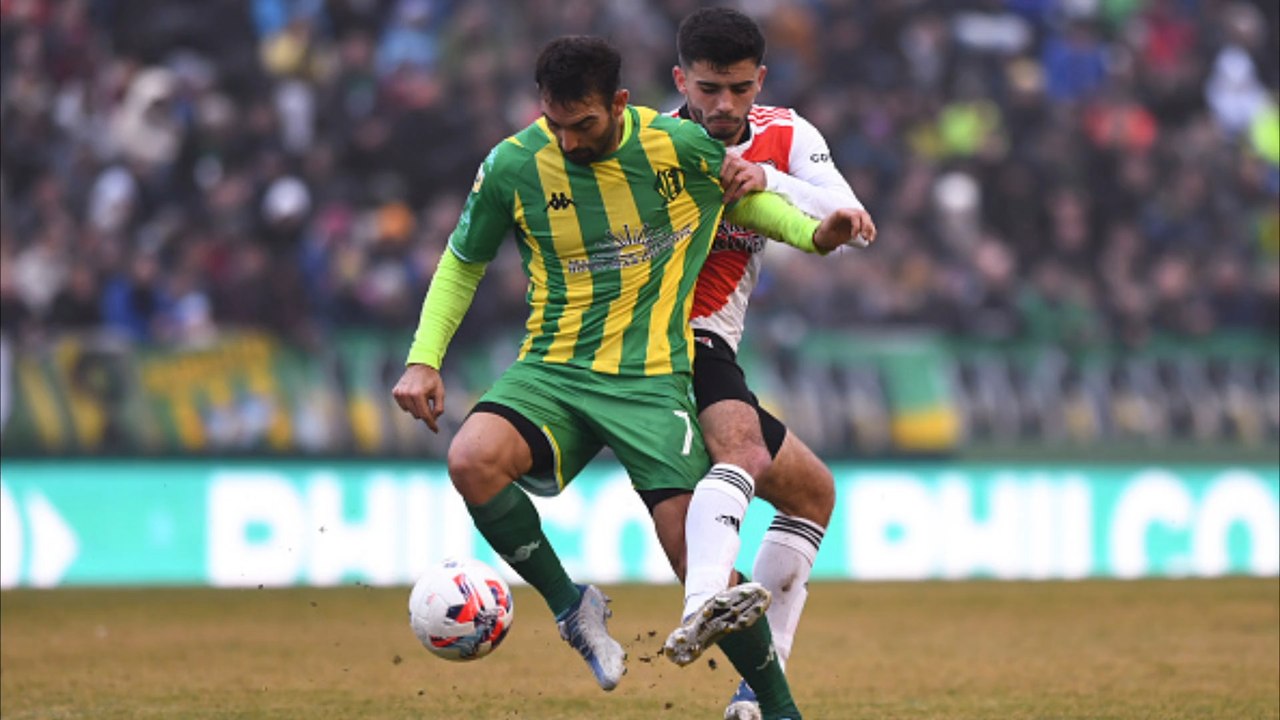 Eigene fans zünden autos von fußballern an!