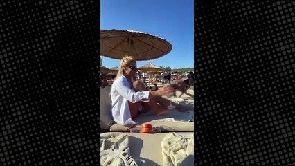 Çılgınlıkta sınır tanımayan İrem Derici, ayak parmaklarının arasına sıkıştırdığı kadehten içki içti