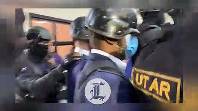 Entrada de Jean Alain a la sala de audiencias donde se conoce juicio preliminar de operación Medusa