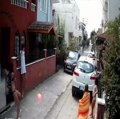 Son dakika haberi! DAR SOKAKTA OTOMOBİLİYLE HIZ YAPTI; ÇOCUKLAR ÖLÜMDEN DÖNDÜ