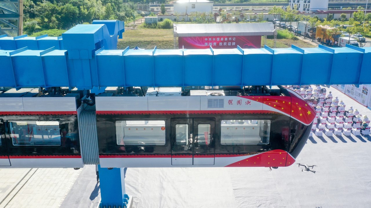 Chine : ce train révolutionnaire roule sous des rails !
