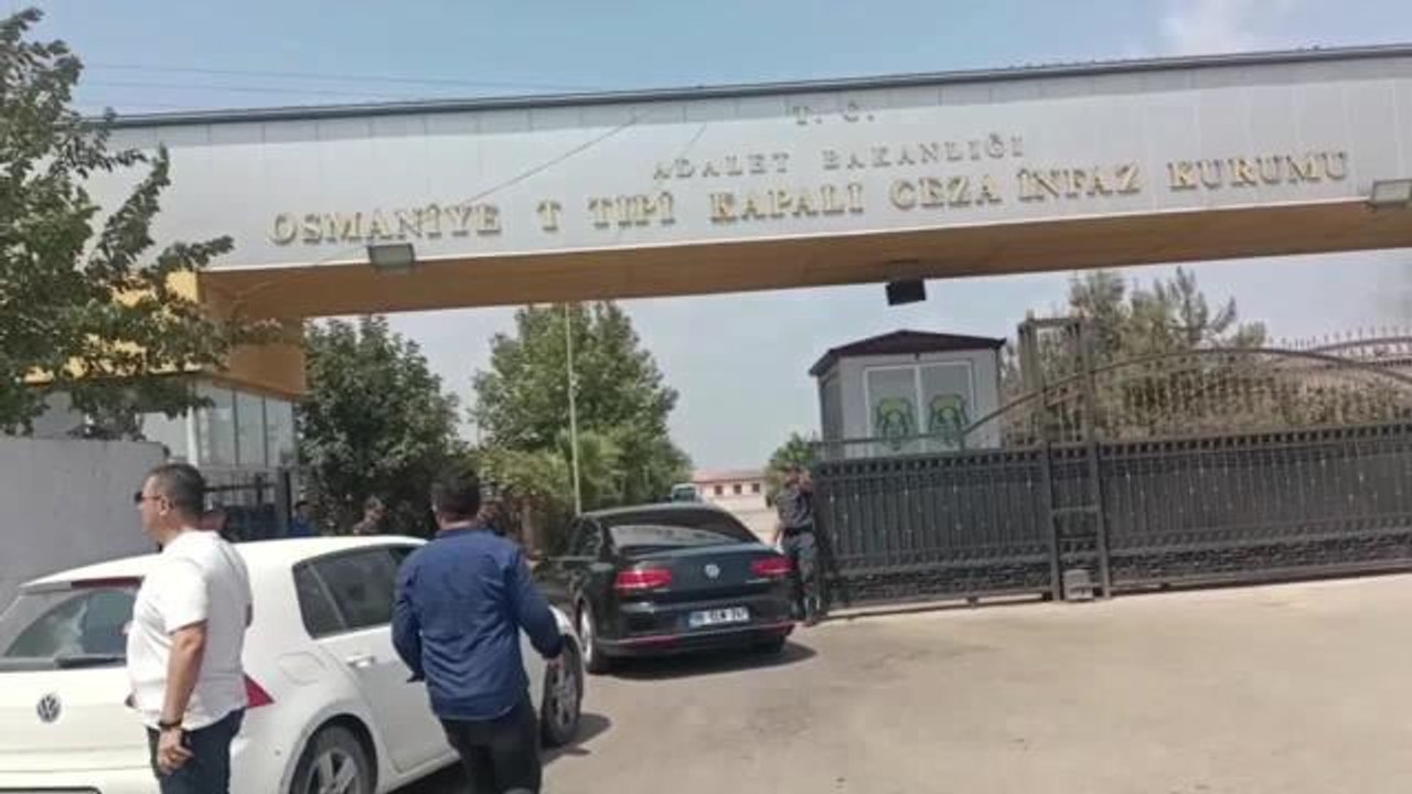 Son Dakika | Ümit Özdağ, Osmaniye'de Tutuklanan Gazeteci Hasan Tolga Balcılar'ı Cezaevinde Ziyaret Etti: "Bakalım Hukuk mu Daha Güçlü, Siz mi Daha Güçlüsünüz"